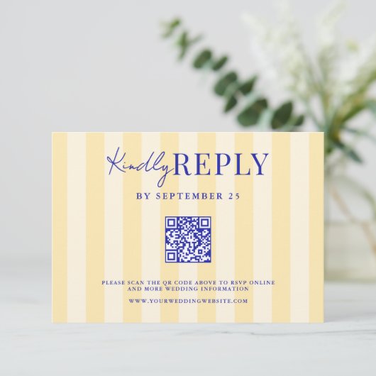 Elegante moderne blauw geel gestreepte bruiloft RSVP kaartje (Staand voorkant)