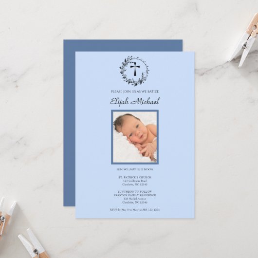 Elegante moderne blauwe foto doop uitnodiging (Voorkant / Achterkant in situ)