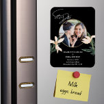 Elegante moderne bloemenfoto bruiloft save the dat magneet<br><div class="desc">Elegante moderne bloemenfoto bruiloft save the date magneet. Stel je voor dat je familie en vrienden deze prachtige aankondiging per post ontvangen om aan hun koelkast toe te voegen! Deze magneet slaat de datum aankondiging is voorzien van een foto met crème, gekleurde bloemen en eenvoudige typografie. Personaliseer uw Save the...</div>