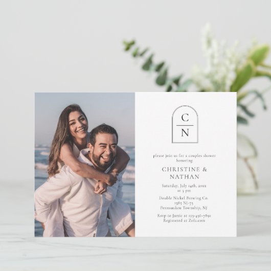 Elegante Moderne Boog Monogram Foto Koppels Douche Kaart (Staand voorkant)