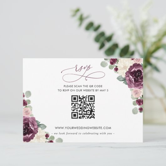 Elegante Moderne Botanische Pruim Bloemen QR CODE RSVP Kaartje (Staand voorkant)