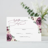Elegante moderne botanische pruim bloemenbruiloft RSVP kaartje (Staand voorkant)