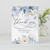 Elegante moderne botanische stoffige blauwe bloeme bedankkaart (Staand voorkant)