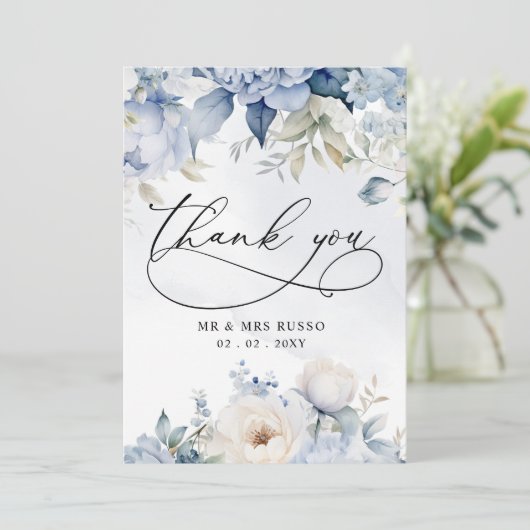 Elegante moderne botanische stoffige blauwe bloeme bedankkaart (Staand voorkant)