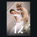 Elegante moderne foto bruiloft receptie kaart<br><div class="desc">Verhoog de sfeer van uw feest met onze Elegant Modern Photo Wedding Reception tafelnummerkaarten, ontworpen om uw gasten in stijl naar hun stoelen te begeleiden. Deze kaarten zijn versierd met een prachtige foto van het gelukkige paar en stellen u in staat om een gekoesterd moment of favoriete herinnering te laten...</div>