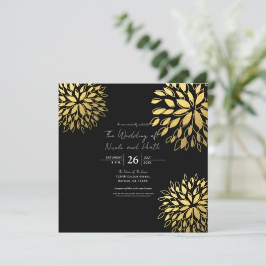 Elegante moderne gouden bloem zwarte bruiloft kaart (Staand voorkant)