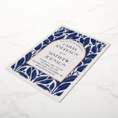 Elegante moderne gouden boog. Marine blauwe bloeme Folie Uitnodiging (Gedraaid)