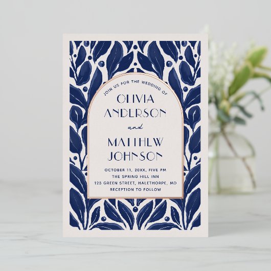 Elegante moderne gouden boog. Marine blauwe bloeme Folie Uitnodiging (Staand Voorkant)