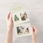 Elegante moderne groene en gouden kerstboomfoto all in one uitnodiging (Afscheurbaar)