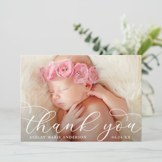 Elegante moderne kalligrafie nieuwe babyfoto bedankkaart (Staand voorkant)