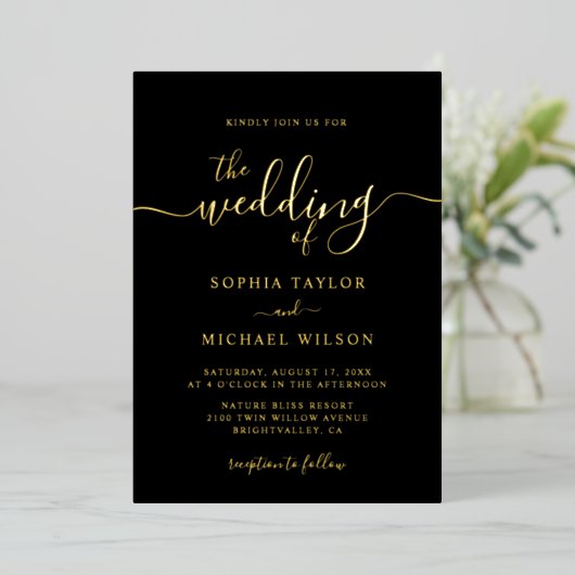Elegante moderne kalligrafie zwart en goud bruilof folie uitnodiging (Staand Voorkant)
