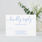 Elegante moderne korenbloem blauw script RSVP kaartje (Staand voorkant)