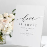 Elegante moderne liefde is zoete bruiloft desserts reclamebord met voetstuk<br><div class="desc">Verhoog de zoetheid van uw trouwdag met onze Elegante vrijstaande "Liefde is Lief" Trouwdessertbord. Dit prachtige teken combineert eenvoud en moderniteit prachtig, waardoor een boeiend middelpunt ontstaat voor uw desserttafel. Gemaakt met liefde en aandacht voor detail, voegt dit bord moeiteloos een vleugje elegantie toe aan uw trouwdecor. Het minimalistische ontwerp...</div>