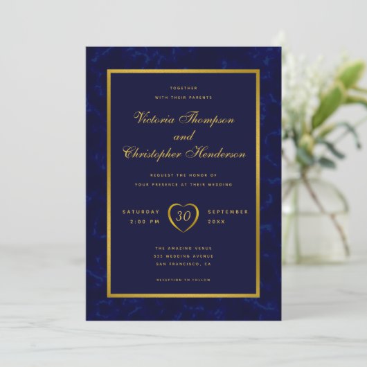 Elegante moderne marine blauw en gouden script bru kaart (Staand voorkant)