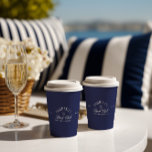 Elegante moderne marineblauwe vrijgezellenfeestje papieren bekers<br><div class="desc">Schoon, knap en moeiteloos preppy - deze witte papieren bekers voor vrijgezellenfeesten hebben een vintage logo in navy in country club-stijl, perfect voor een tennis-thema feest of champagne bij het zwembad. Het minimalistische ontwerp voegt een verfijnd tintje toe aan bruidsbrunches, welkomstfeestjes of weekenduitstapjes. Volledig aanpasbaar - update de naam, datum...</div>