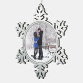 Elegante moderne minimale kerst paar foto tin sneeuwvlok ornament (Rechts)