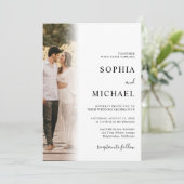 Elegante moderne minimalistische 2 foto bruiloft kaart (Staand voorkant)