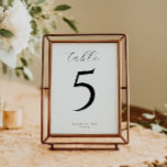 Elegante moderne minimalistische bruiloft zwart wi kaart<br><div class="desc">Deze elegante tafel nummer kaart is ontworpen om een verfijnde touch toe te voegen aan uw bruiloft of speciale gebeurtenis decor. Met een minimalistische lay-out met een gewaagd nummer en delicate kalligrafie, maakt het tafelopdrachten duidelijk terwijl het een verscheidenheid aan stijlen aanvult, van modern tot klassiek. Personaliseer de namen en...</div>