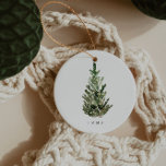 Elegante moderne minimalistische kerstboom naam keramisch ornament<br><div class="desc">Dit is een moderne minimalistische vakantie ornament sjabloon met een prachtige waterverf groenblijvende boom en een elegante kalligrafie lettertype . De kleur van de kerstboom kan niet worden bewerkt en de tekst in het lettertype van de goudkalligrafie kan niet worden bewerkt (maar de kleur kan worden gewijzigd!) // Voor overeenkomende...</div>