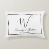 Elegante moderne monogram bruiloft souvenir cadeau accent kussen (Voorkant)