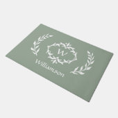 Elegante Moderne Monogram Krans Chic Saliegroen Deurmat (Schuin)