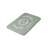 Elegante moderne monogram krans saliegroen wit badmat (Gekanteld)