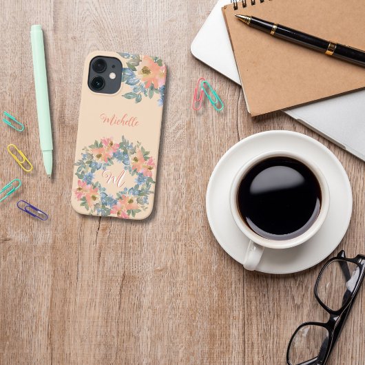 Elegante moderne perzik bloemenkrans monogram M iPhone Hoesje