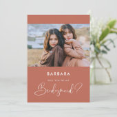 Elegante moderne Rode klei Bruidsmeisje voorstel k Kaart (Staand voorkant)