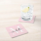 Elegante moderne roze monogram naam script in past kartonnen onderzetters (Insitu)