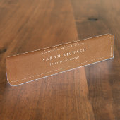 Elegante moderne rustieke tan lederen textuur op m naambordje (Zijkant)