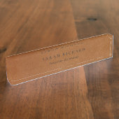 Elegante moderne rustieke tan lederen textuur op m naambordje (Zijkant)