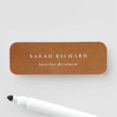 Elegante moderne rustieke tan lederen textuur op m naamplaatje (In situ)