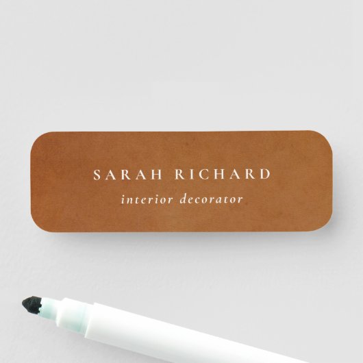 Elegante moderne rustieke tan lederen textuur op m naamplaatje (In situ)