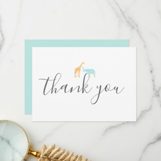 Elegante moderne script giraffe olifant baby showe bedankkaart (Voorkant / Achterkant in situ)