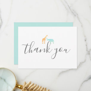 Elegante moderne script giraffe olifant baby showe bedankkaart