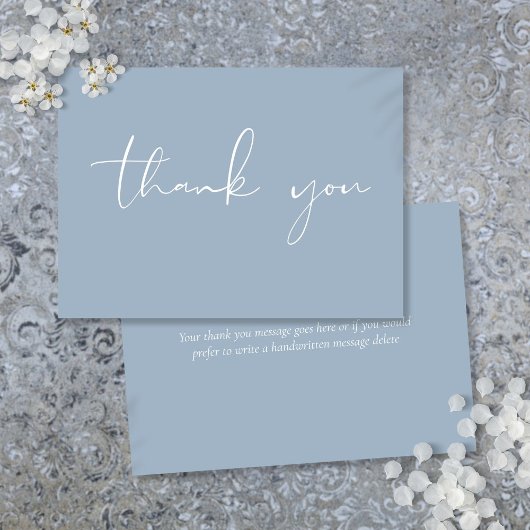 Elegante moderne script kalligrafie stoffig blauw bedankkaart