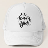Elegante moderne script typografie Team Bruid Trucker Pet (Voorkant)