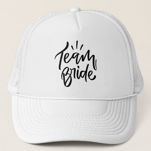 Elegante moderne script typografie Team Bruid Trucker Pet (Voorkant)