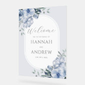 Elegante moderne stoffige blauwe bloemen bruiloft  acryl bord (Hoek)