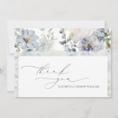 Elegante moderne stoffige blauwe bloemen bruiloft bedankkaart (Voorkant)