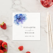 Elegante moderne stoffige blauwe botanische bruilo servet (Insitu)