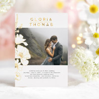 Elegante moderne trouwfoto met wilde bloemen