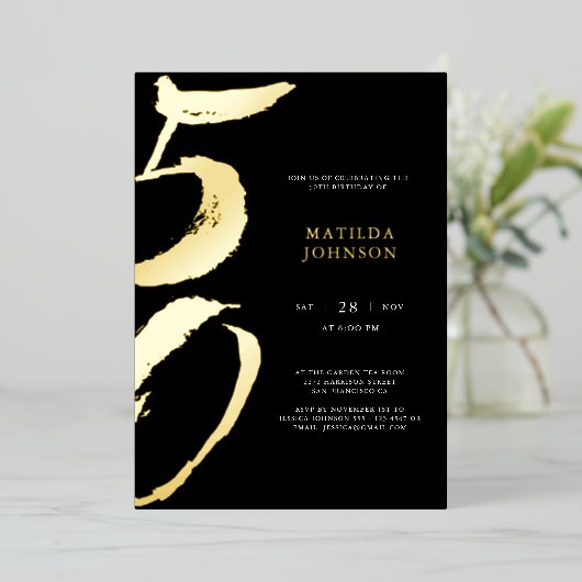 Elegante moderne typografie 50ste verjaardag folie uitnodiging (Staand Voorkant)