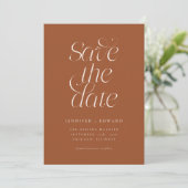 Elegante moderne typografie terracotta bruiloft save the date (Staand voorkant)