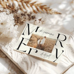 Elegante moderne vrolijke kerst foto typografie aankondiging<br><div class="desc">Moderne elegante minimale grafische typografie kerstfeest uitnodigingskaart. Onderdeel van een gedurfd vakantie collectie.</div>