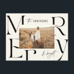 Elegante moderne vrolijke kerst foto typografie feestdagenkaart<br><div class="desc">Moderne elegante minimalistische grafische typografie vrolijk kerstfeest briefkaart. Onderdeel van een gedurfd vakantie collectie.</div>