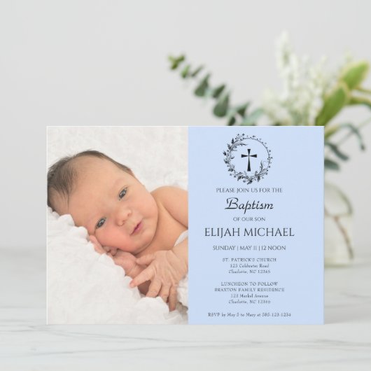 Elegante moderne witte foto doop uitnodiging (Staand voorkant)