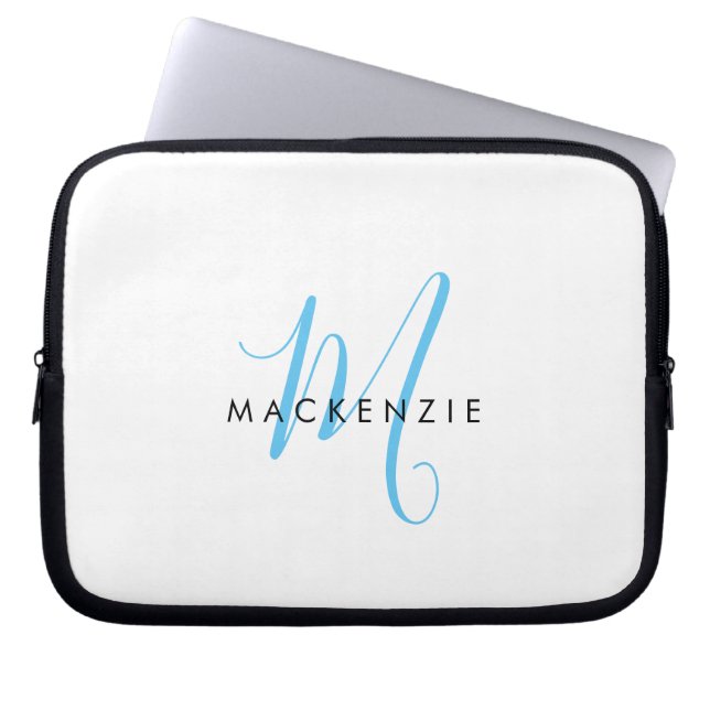 Elegante Moderne Witte Hemelblauwe Script Monogram Laptop Sleeve (Voorkant)