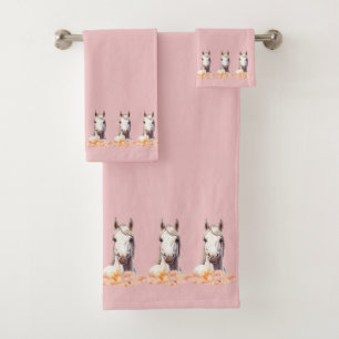 Elegante, moderne witte paarden met bloemen op roz bad handdoek