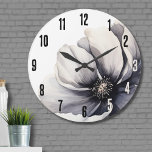 Elegante moderne zwart witte bloem grote klok<br><div class="desc">Schattige en eenvoudig modern zwart-wit bloem bruiloft ontwerp. Een klassieke maar grillige uitstraling met zwarte, grijze en crèmekleurige bloemen met zwarte lettertypen en moderne letters. Bewerk alle tekst naar uw eigen informatie. Je kunt zelfs de achtergrondkleur veranderen naar alles wat je wilt! Ik heb ook een aantal andere soortgelijke stijlen...</div>